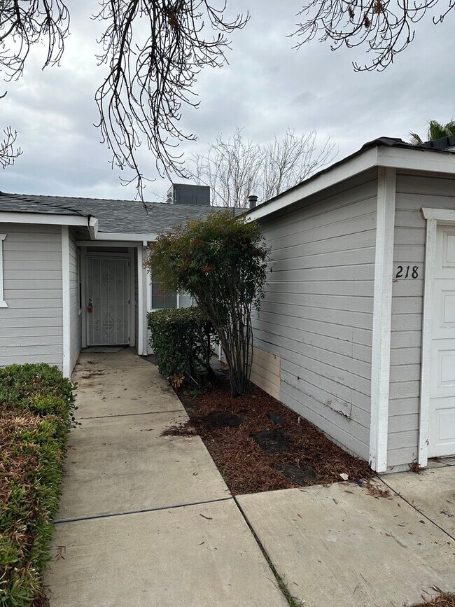 Foto del edificio - Manteca 3 Bedroom 2 Bathroom Triplex Home