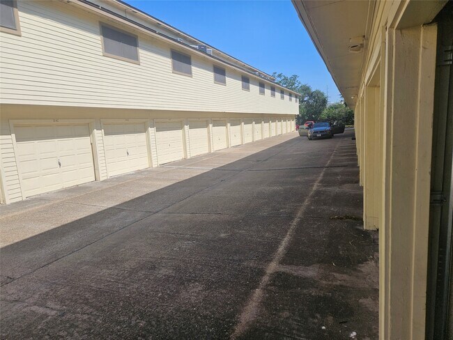 Foto del edificio - 2425 Holly Hall St