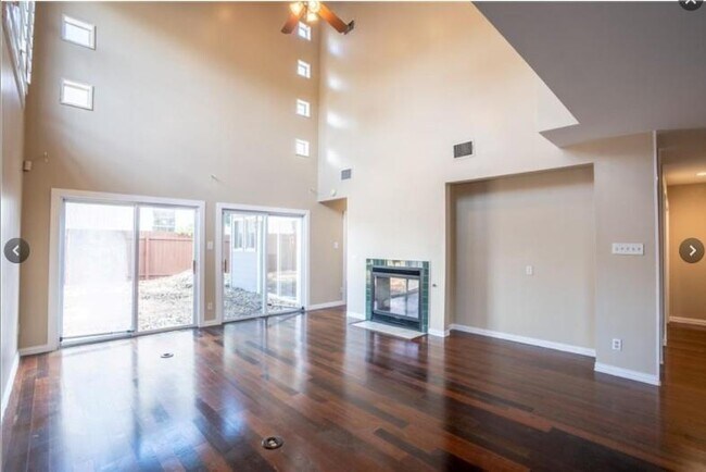 Building Photo - 1315 Comal St