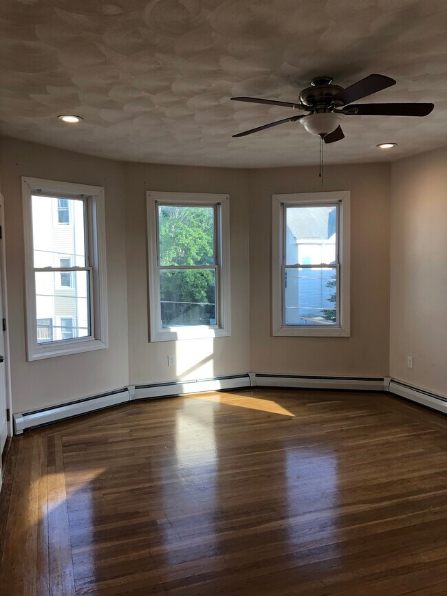 142 Donelson St Unit 2, Providence, RI 02908 Apartments in Providence