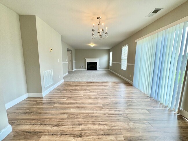 Foto del edificio - 3 Bed, 2 Bath Home with Fenced Backyard and 2 Car Garage