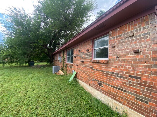 Foto del edificio - 5 Bedroom House Available in Midwest City
