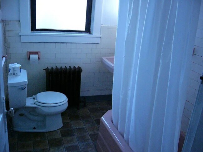 Foto del edificio - Three bedroom home with laundry