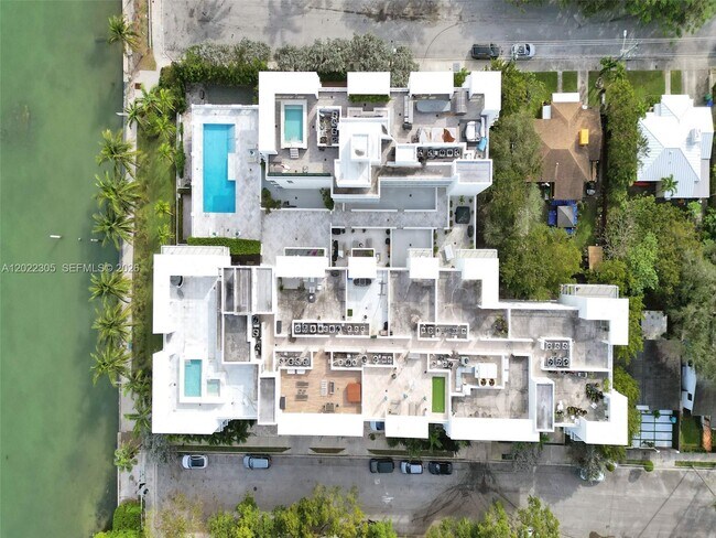 Foto del edificio - 720 NE 62nd St