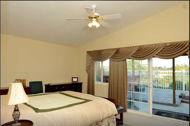Foto del edificio - 8822 Spectrum Center Blvd