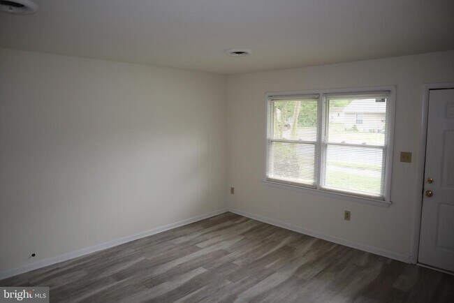 Building Photo - 533 Priscilla St