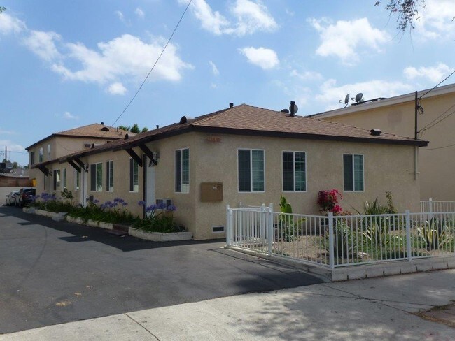 Foto del edificio - 13810 Sherman Way