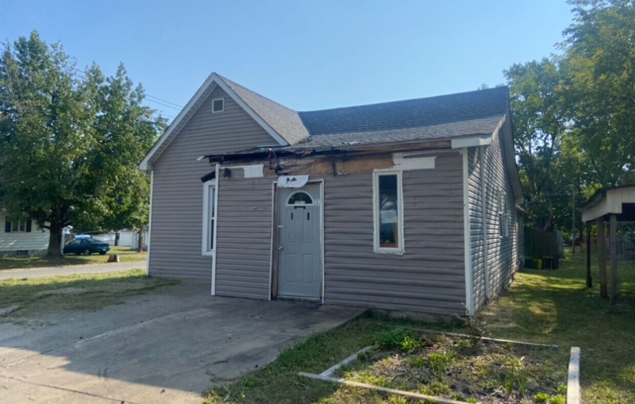 Primary Photo - Large Yard & Garage! - $490 Month / $800 Down
