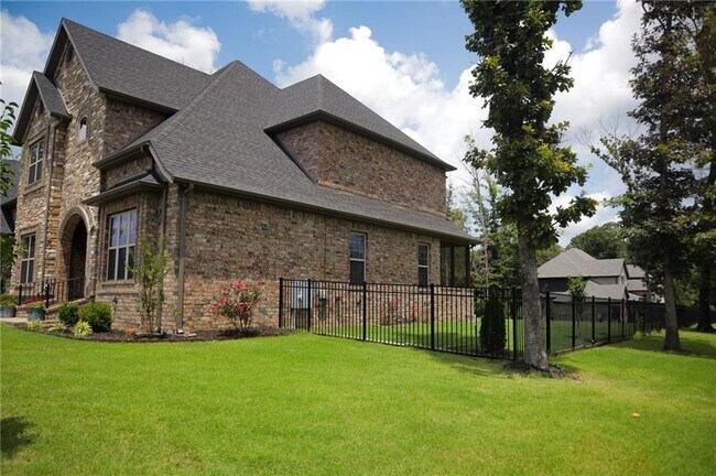 Building Photo - 1441 Le Chesnay Dr