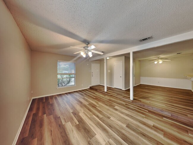 Foto del edificio - DARLING DUPLEX READY NOW!