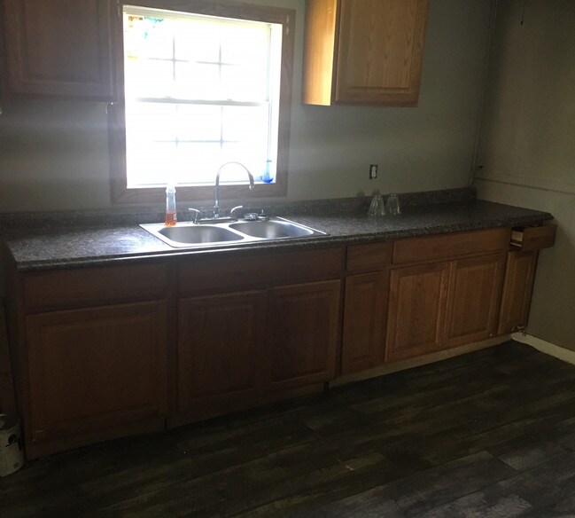 Building Photo - 205 Gayle Way