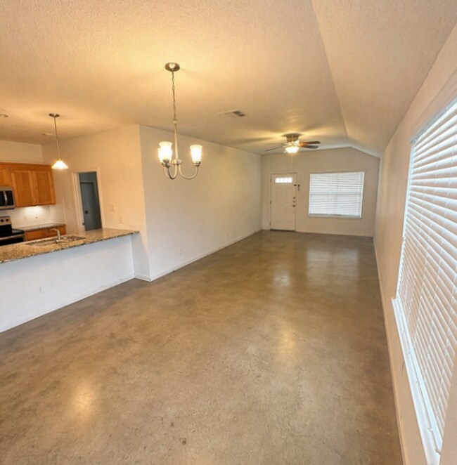 Building Photo - AVAILABLE NOW; APPLY ON OUR WEBSITE TODAY!!!- 1 MONTH FREE