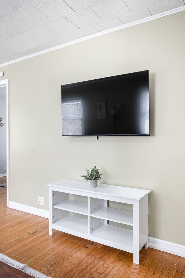 Foto del edificio - 5144 Primrose Ave