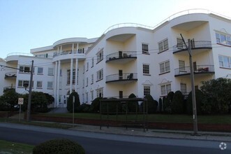 Building Photo - Colonial House