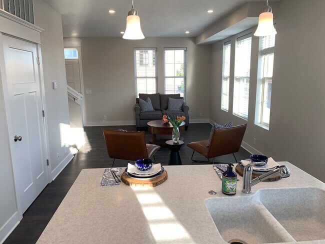 Foto del edificio - New 2 Bedroom 2.5 Bathroom Multi Level Corner Unit Flat Ralston