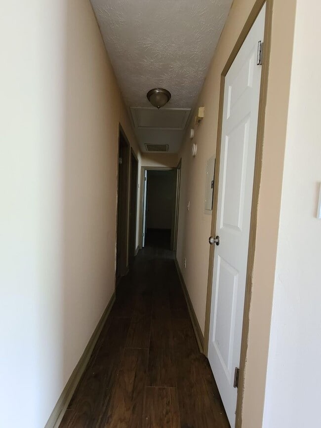 Foto del edificio - Conveniently Located 3 Bedroom 1 1/2 Bath ...
