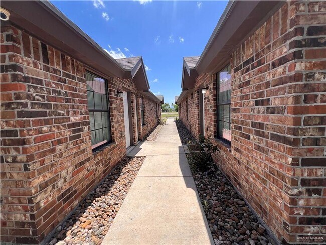 Building Photo - 112 W Amy Dr