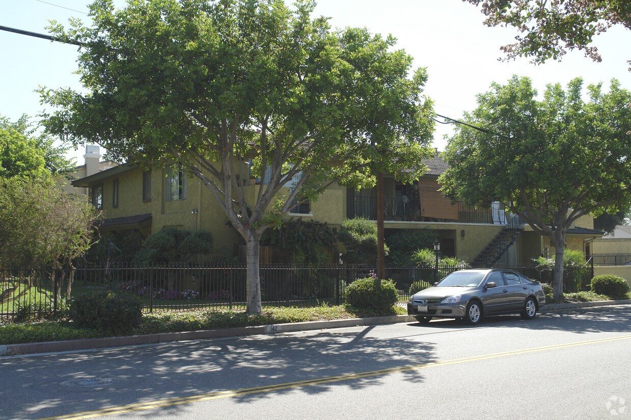Building Photo - 142 W Live Oak St