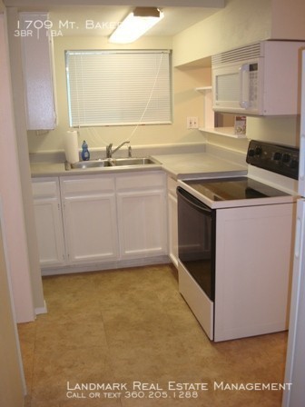 Building Photo - 3 Bed 1 Bath Home off Mt Baker Hwy!