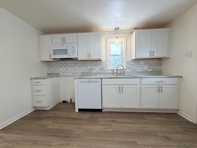 Building Photo - R247 Darr St