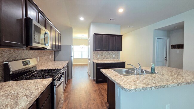 Building Photo - 14097 Lake Cres Dr