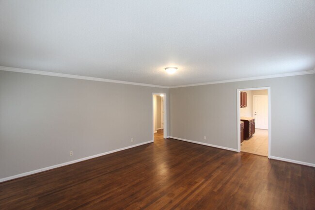 Foto del edificio - 3 Bedroom, 1.5 Bath! New on the Market and Newly Renovated! Better Hurry!!