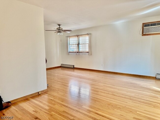 Foto del edificio - 49 Howell Pl