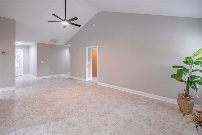 Building Photo - 5660 Crest Hill Dr NE