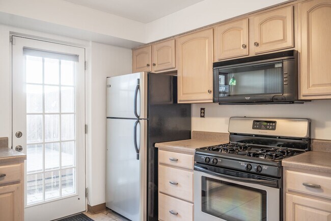 Building Photo - Luxury Home - South Side Flats