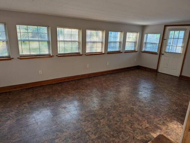 Foto del edificio - Charming 3 Bed, 2 Bath Home in Southeast Springfield – $1,595/Month