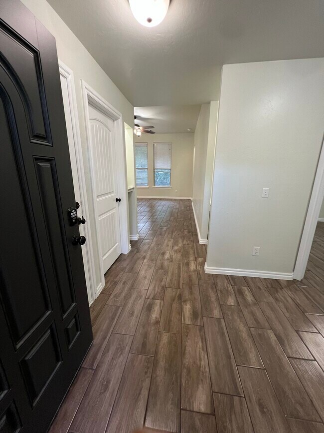 Foto del edificio - 3104 Woodcrest Creek Dr