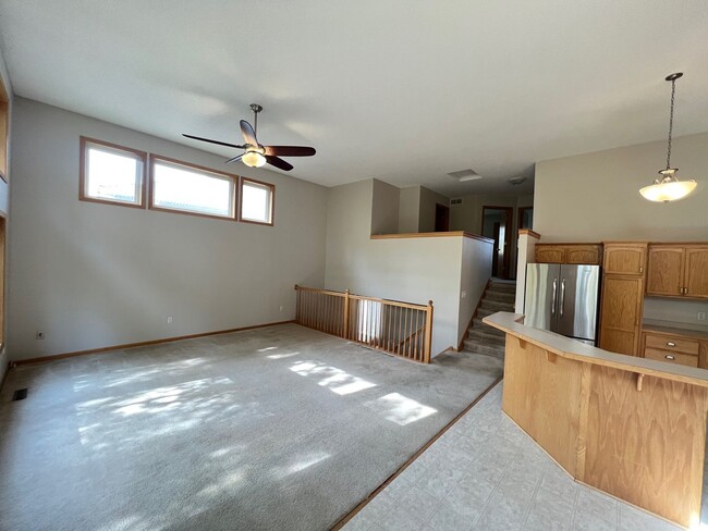 Building Photo - Large End Unit Townhome Available Mid Apri...