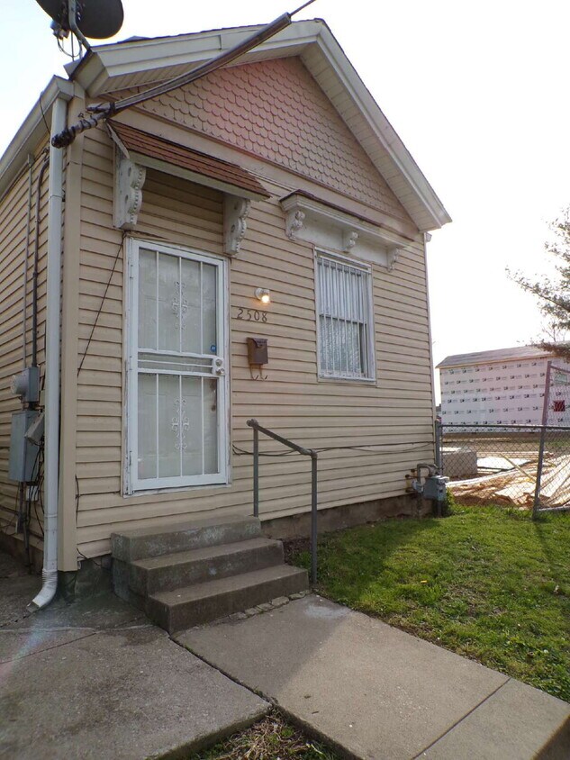 2 bedroom, 1 bathroom house in Russell neighborhood - 2 bedroom, 1 bathroom house in Russell neighborhood