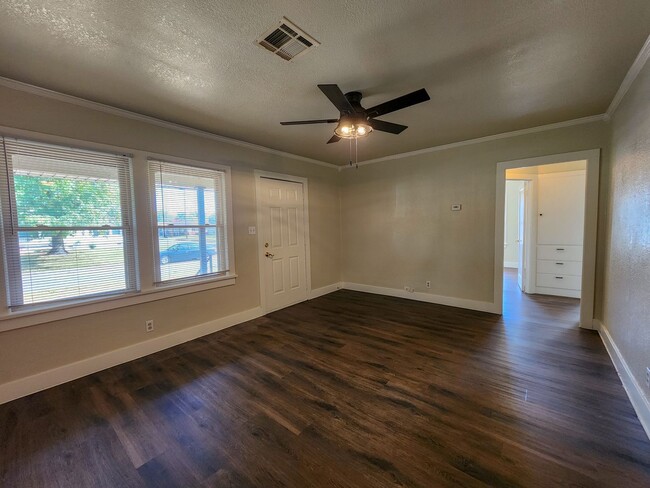 Building Photo - Newly Renovated 3 bedroom 1 bath home in S...