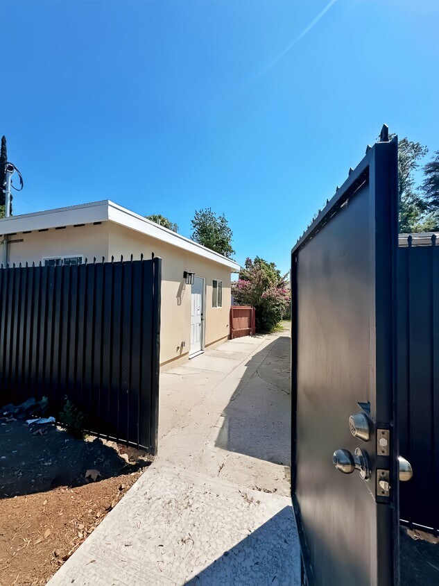 Private Entrance - 527 King St