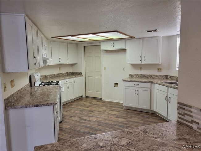 Building Photo - 2864 Country Club Dr