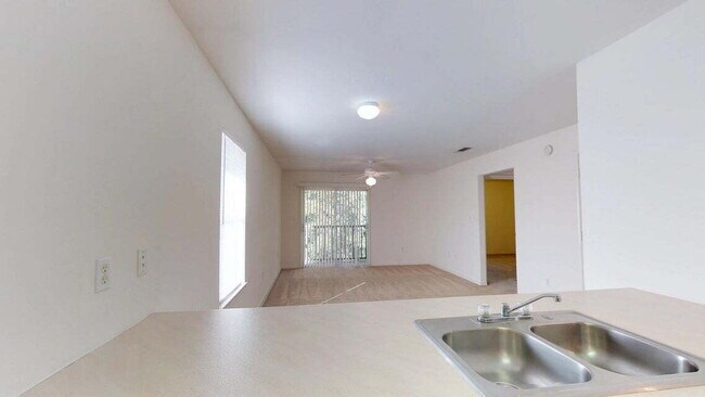 Foto del edificio - Spacious 2-Bed, 2-Bath Apartment in Fort W...