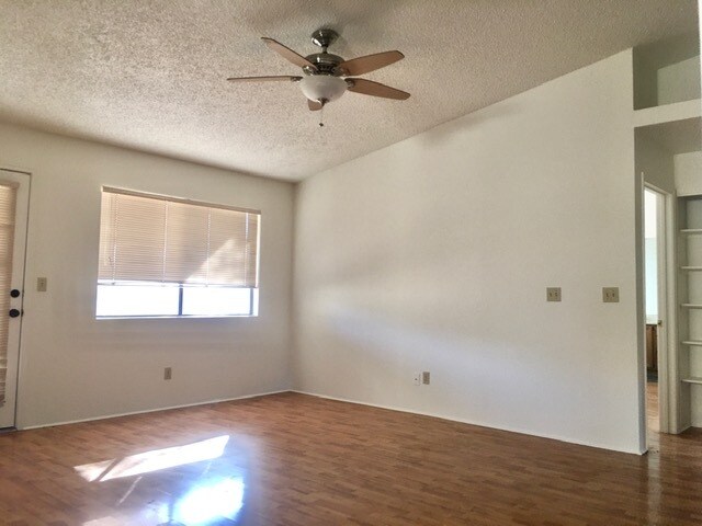 Building Photo - 1833 W Chardonnay Dr
