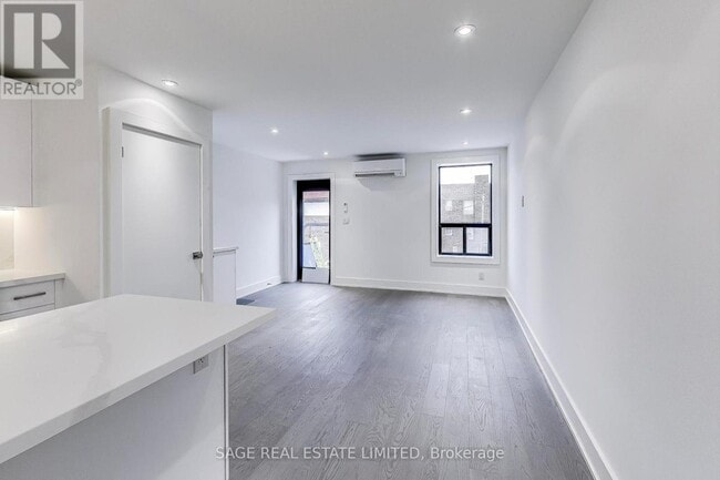 Building Photo - 2549 Yonge St