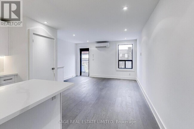 Photo du bâtiment - 2549 Yonge St