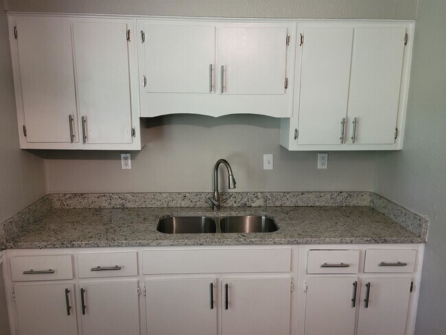 Foto del edificio - 3271 Flower Valley Ave