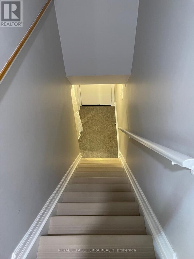 Building Photo - 32 Slater Crescent
