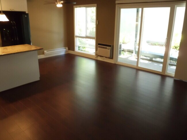 Foto del edificio - Spacious 1 bedroom/1 bathroom downstairs condominium.
