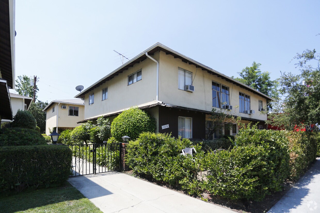 Building - 11678 Magnolia Blvd