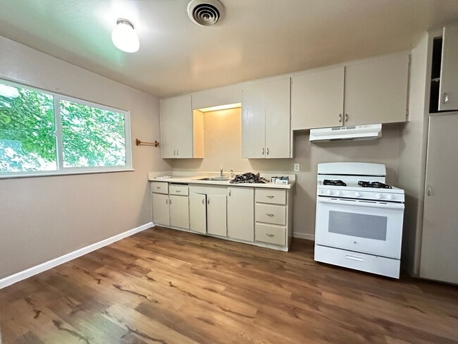 Foto del edificio - 3 bed / 1 ba house - E. Marysville