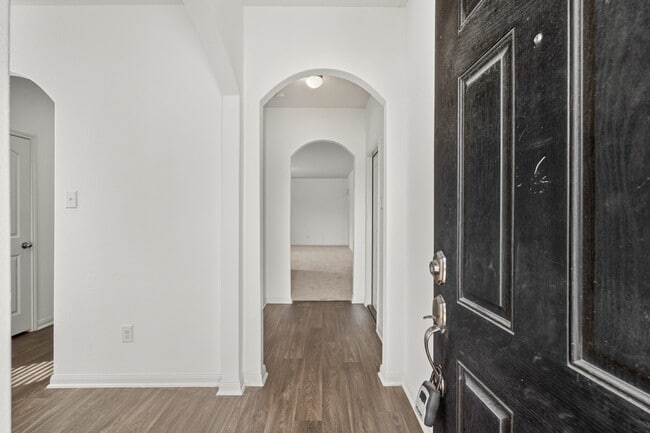 Building Photo - 718 Crystal Lakes Dr