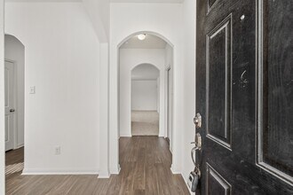 Building Photo - 718 Crystal Lakes Dr