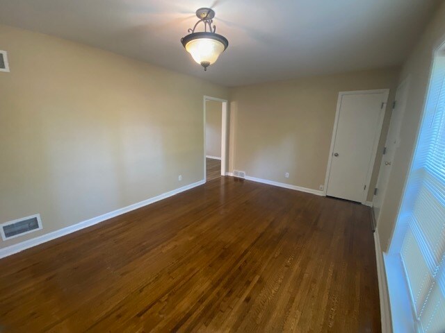 Foto del edificio - 6297 Bronte Ave