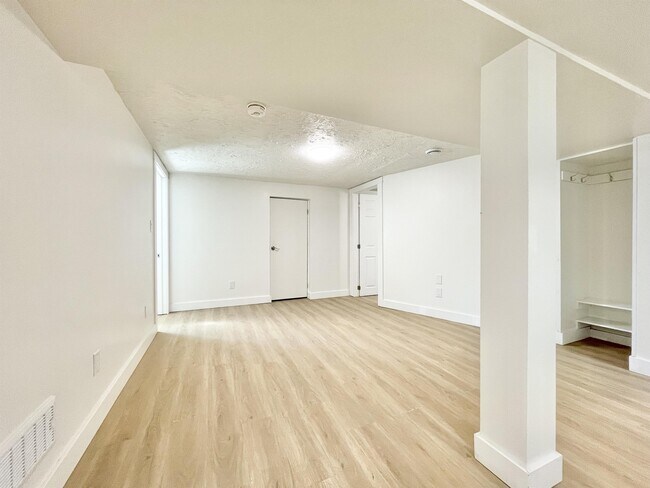 Building Photo - 428 Thorold Rd