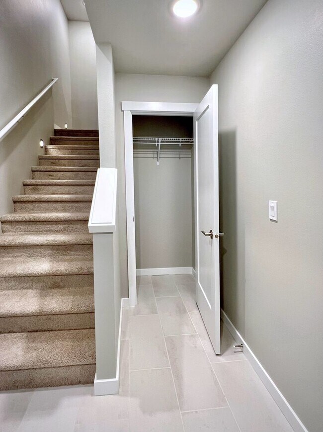 Foto del edificio - LAKE STEVENS 3 Bdrm End-Unit Townhome - CL...